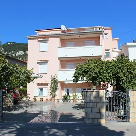 Apartament In Mit Eigenem Balkon By Interhome